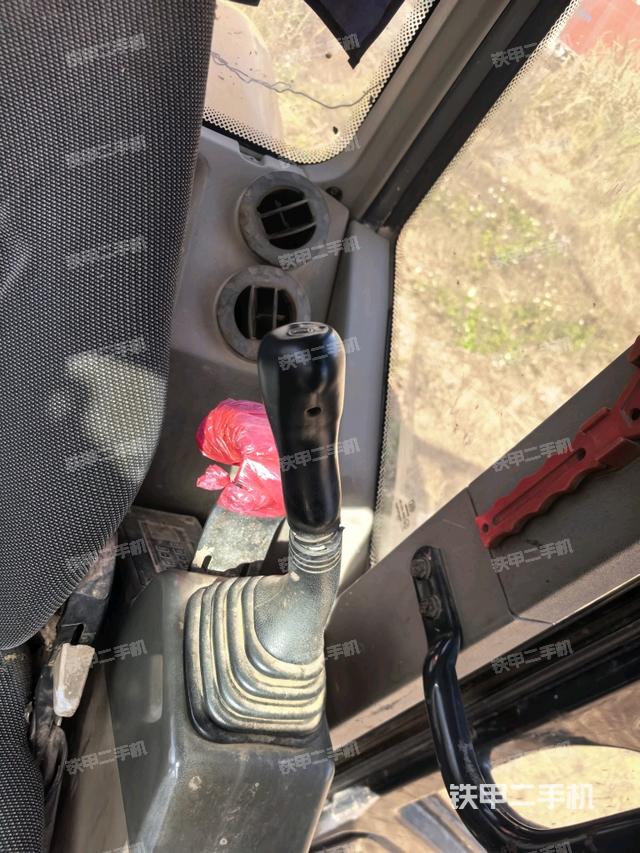 行走控制手柄和踏板 俯拍（驾驶室部分）