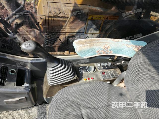 座椅右侧控制台/钥匙门/油门/含右手柄（驾驶室部分）