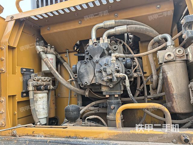 液压泵舱室正面整体（整机外观）