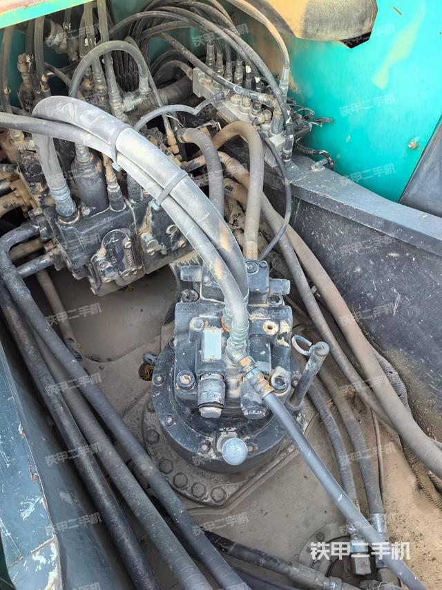 回转马达和主控阀（整机外观）