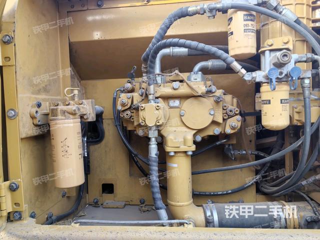 液压泵舱室正面整体（整机外观）