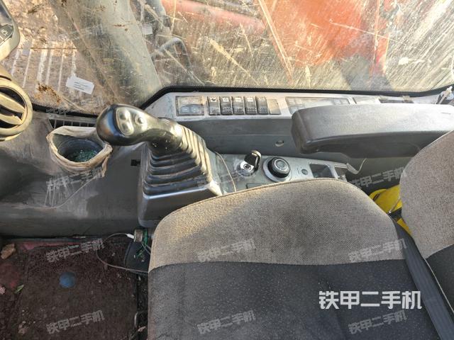 座椅右侧控制台/钥匙门/油门/含右手柄（驾驶室部分）