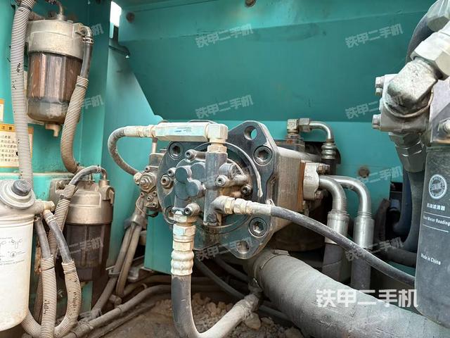 液压泵舱室正面整体（整机外观）