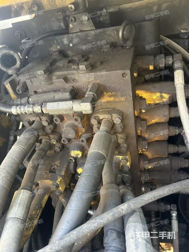 回转马达和主控阀（整机外观）