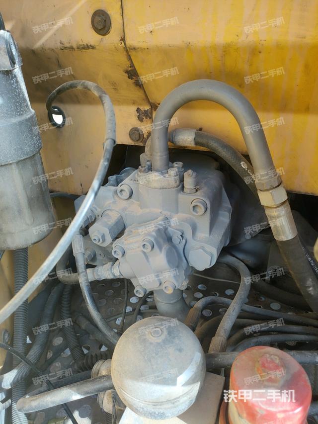 液压泵舱室正面整体（整机外观）