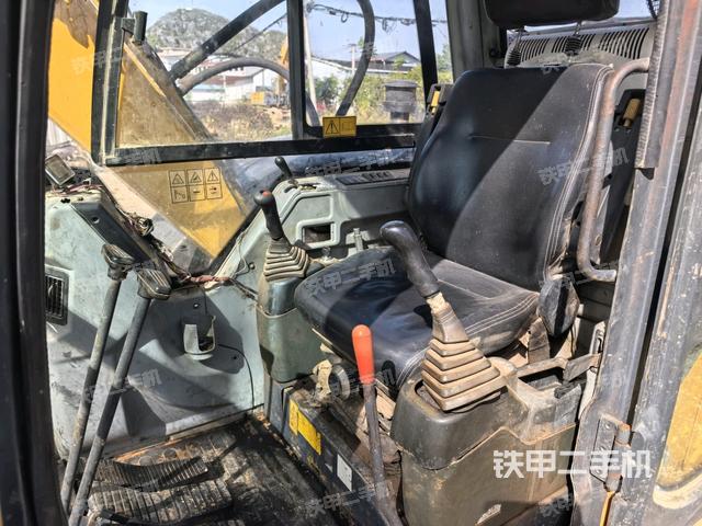 行走控制手柄和踏板 俯拍（驾驶室部分）