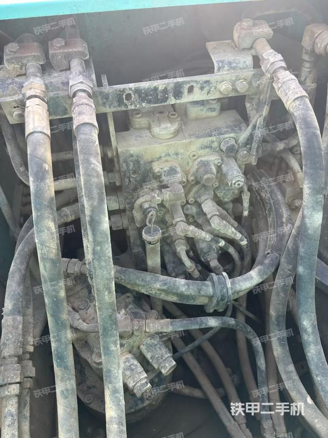 回转马达和主控阀（整机外观）