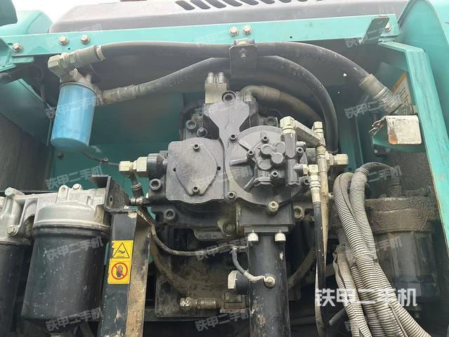 液压泵舱室正面整体（整机外观）