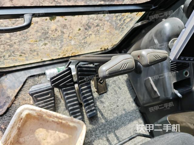 行走控制手柄和踏板 俯拍（驾驶室部分）