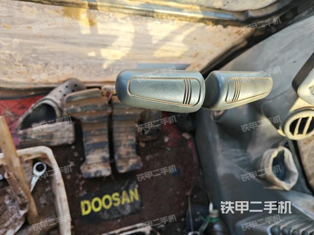 行走控制手柄和踏板 俯拍（驾驶室部分）