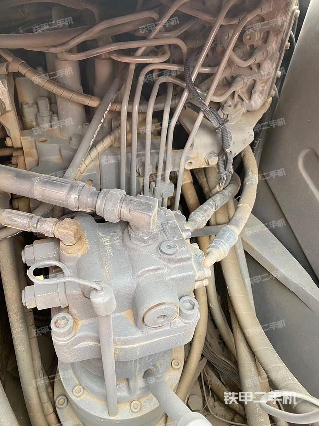 回转马达和主控阀（整机外观）