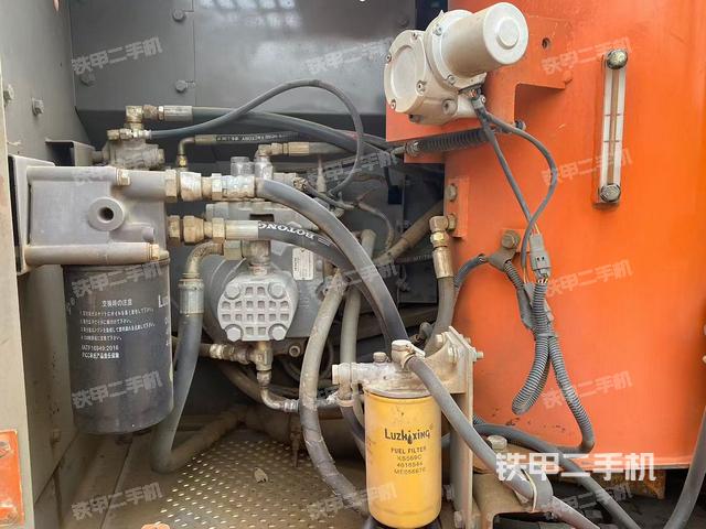 液压泵舱室正面整体（整机外观）