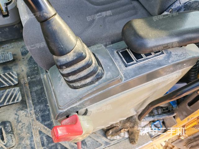 行走控制手柄和踏板 俯拍（驾驶室部分）