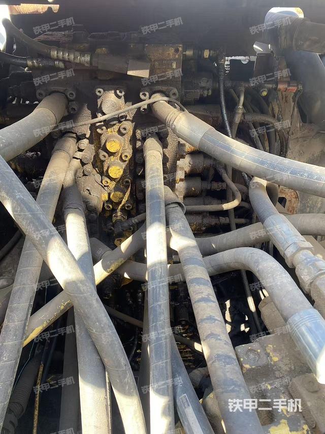 回转马达和主控阀（整机外观）