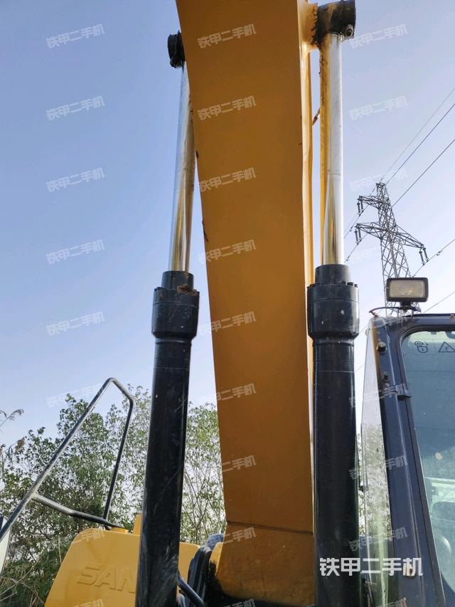 大臂油缸整体 竖拍（工作和回转装置）