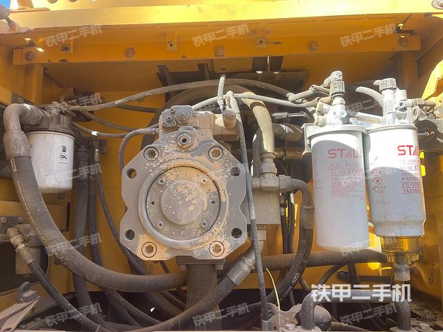 液压泵舱室正面整体（整机外观）