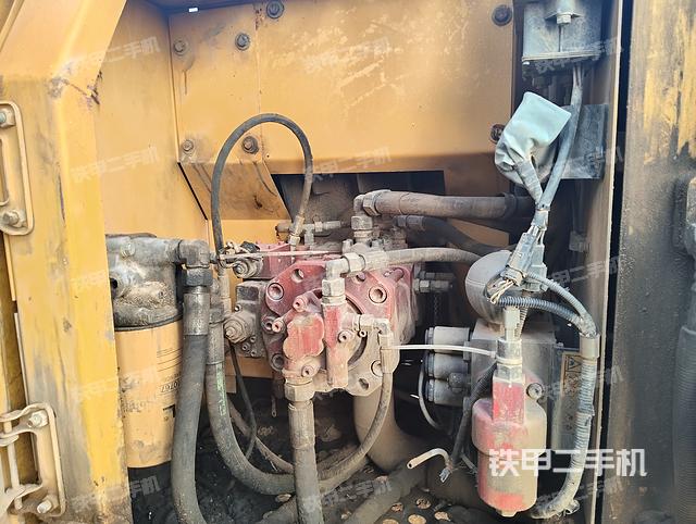 液压泵舱室正面整体（整机外观）