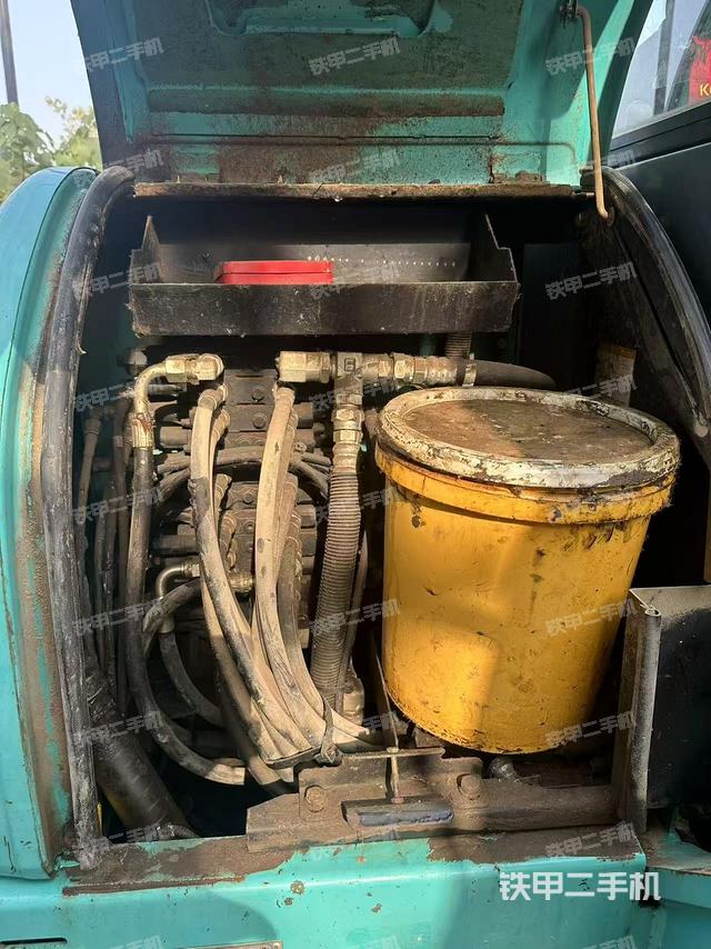 回转马达和主控阀（整机外观）