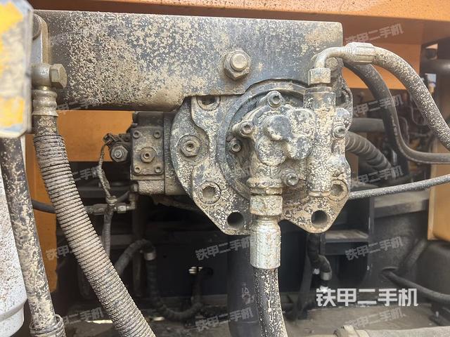 液压泵舱室正面整体（整机外观）