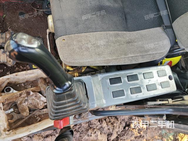 座椅左侧控制台/音响/含左手柄（驾驶室部分）