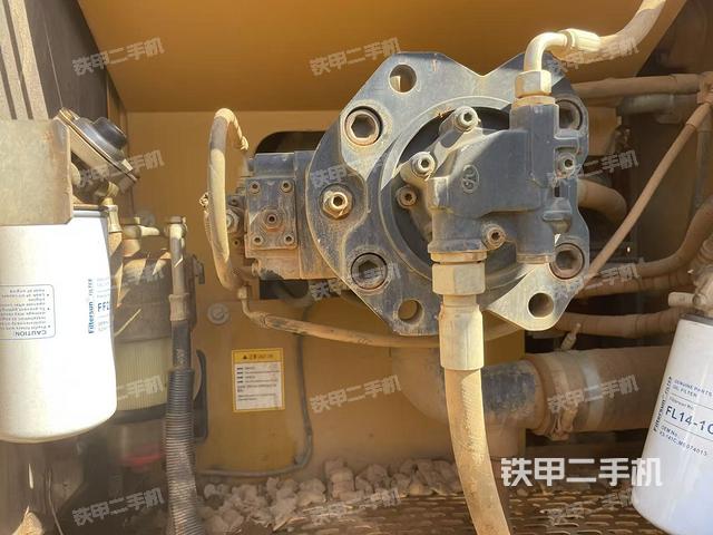 液压泵舱室正面整体（整机外观）