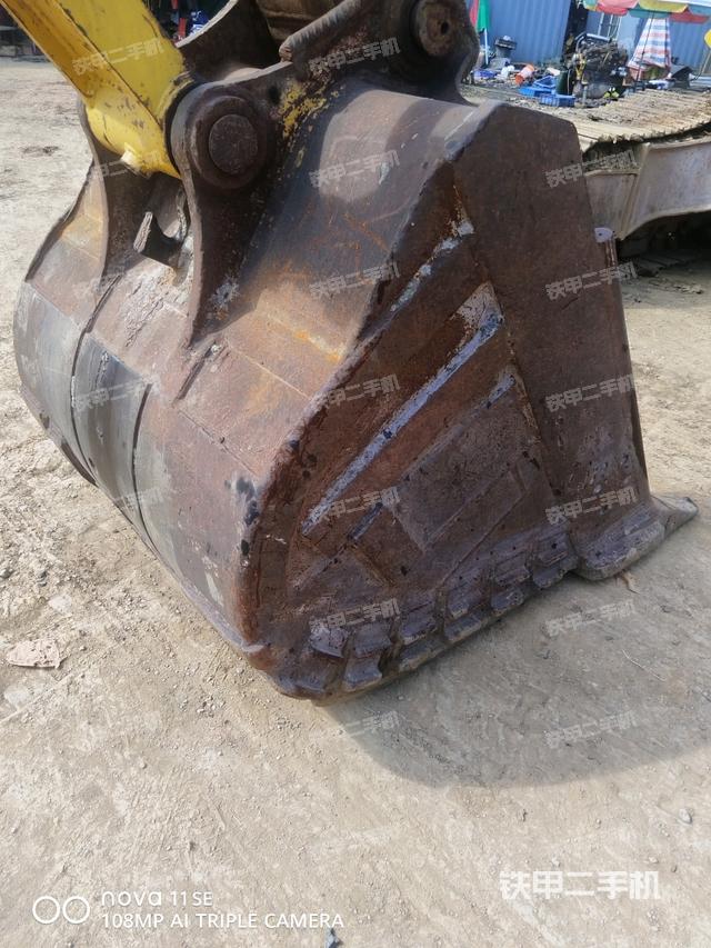 大臂油缸整体 竖拍（工作和回转装置）