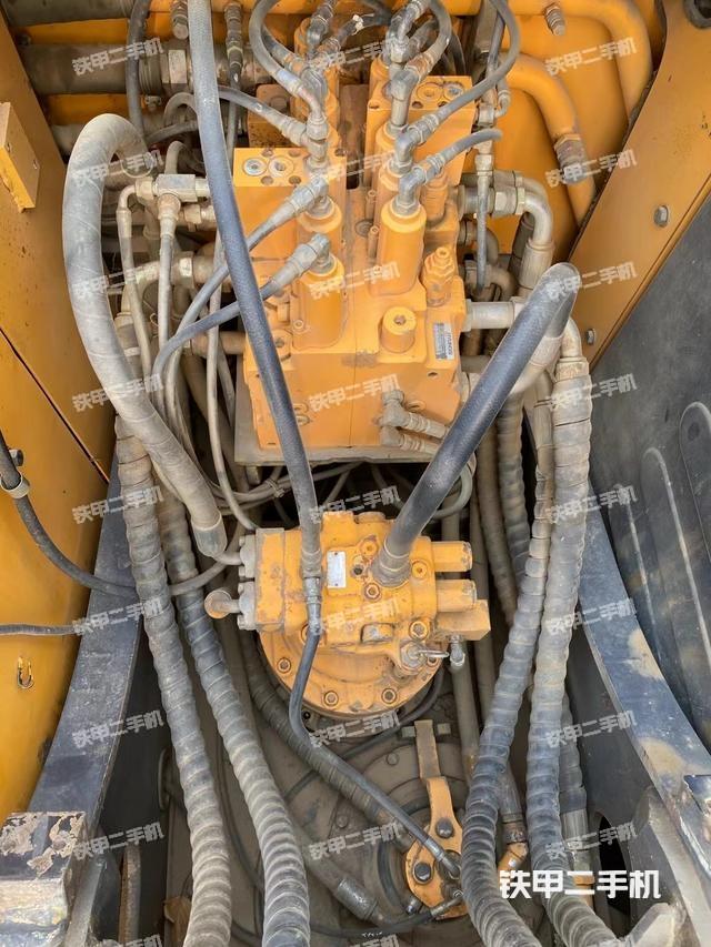 回转马达和主控阀（整机外观）