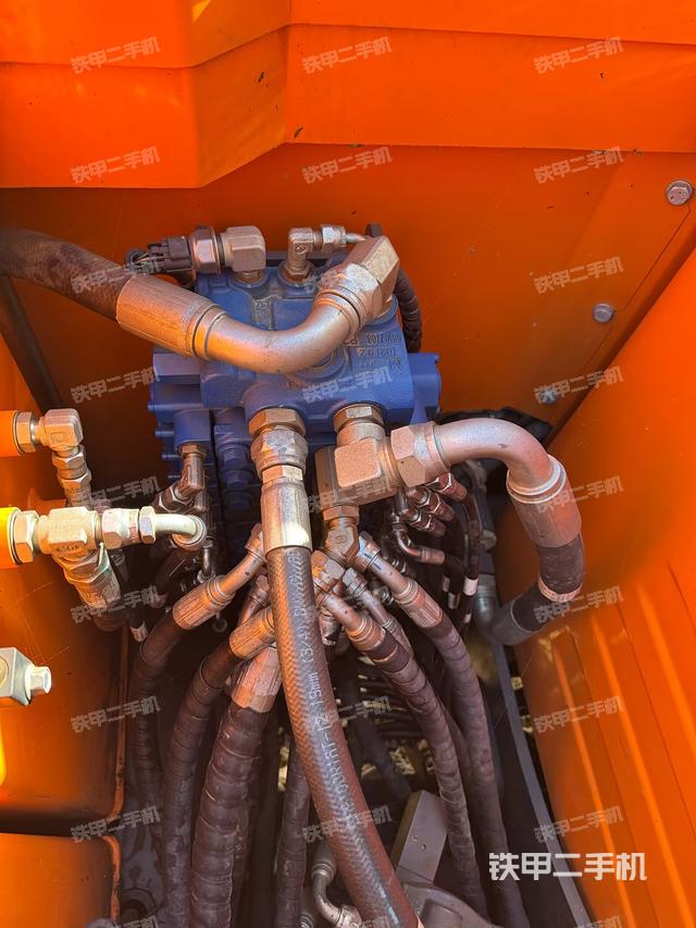 回转马达和主控阀（整机外观）