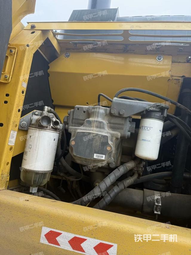 液壓泵艙室正面整體（整機外觀）