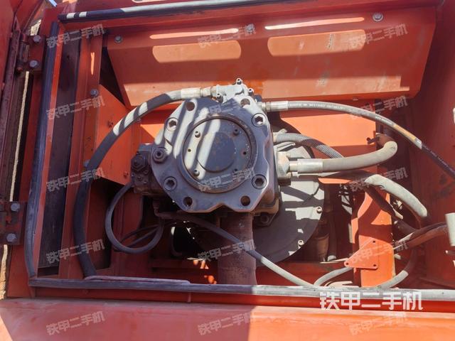 液压泵舱室正面整体（整机外观）