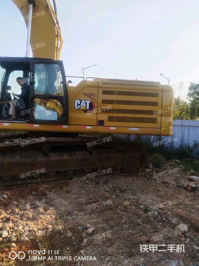 行走控制手柄和踏板 俯拍（驾驶室部分）