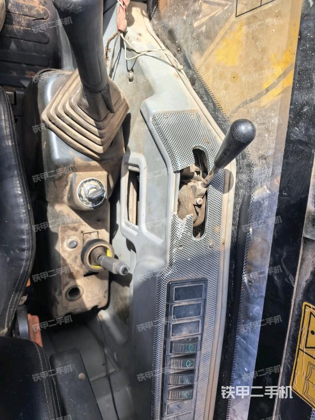 座椅左侧控制台/音响/含左手柄（驾驶室部分）