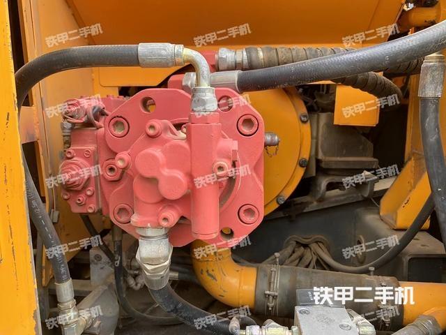 液压泵舱室正面整体（整机外观）