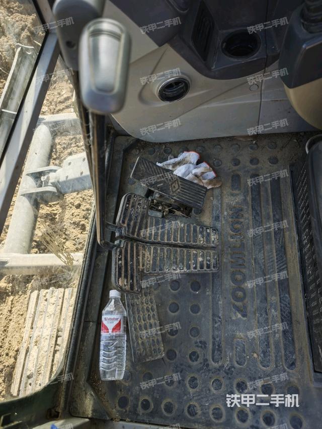 行走控制手柄和踏板?俯拍（駕駛室部分）