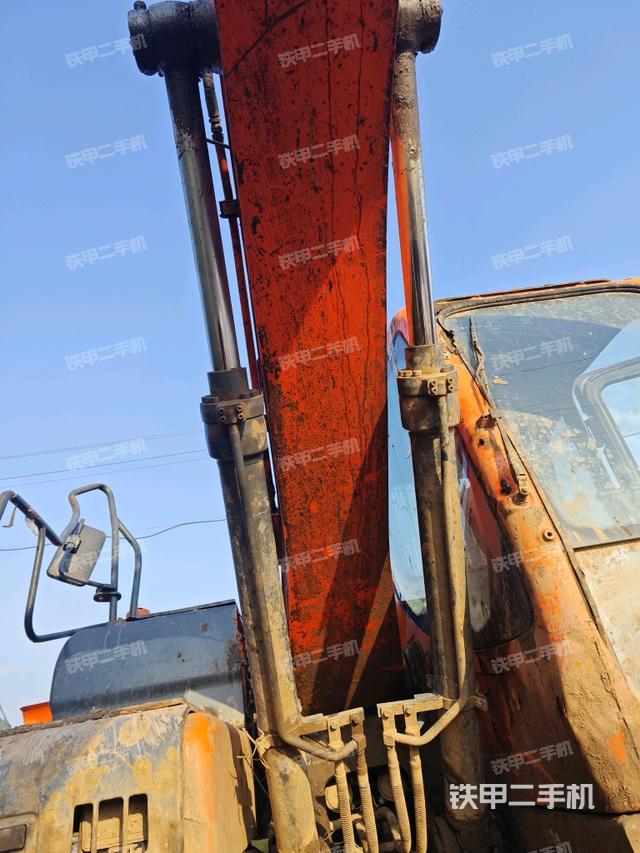 大臂油缸整体 竖拍（工作和回转装置）