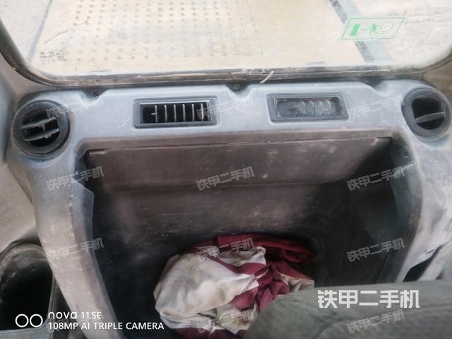 行走控制手柄和踏板 俯拍（驾驶室部分）