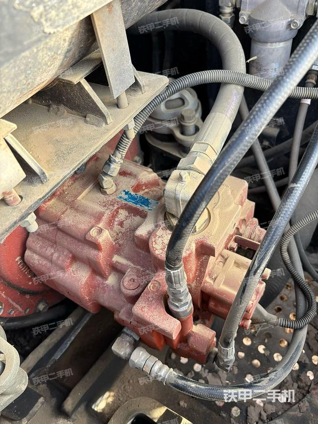 液压泵舱室正面整体（整机外观）