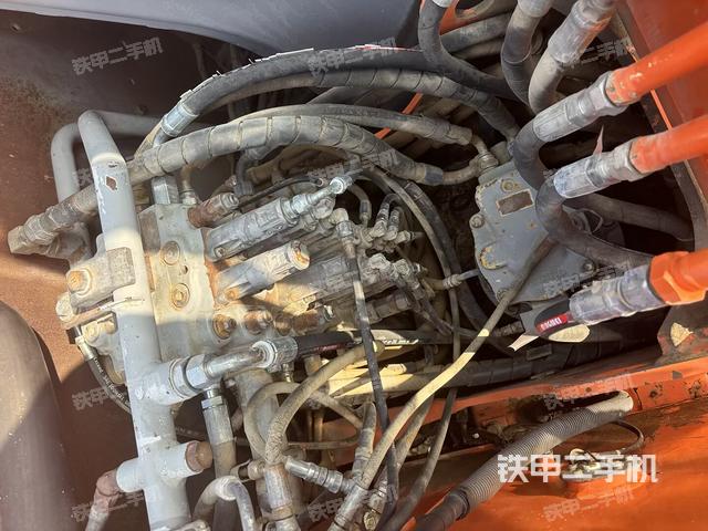 回轉馬達和主控閥（整機外觀）