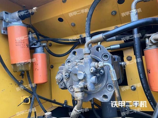 液壓泵艙室正面整體（整機外觀）