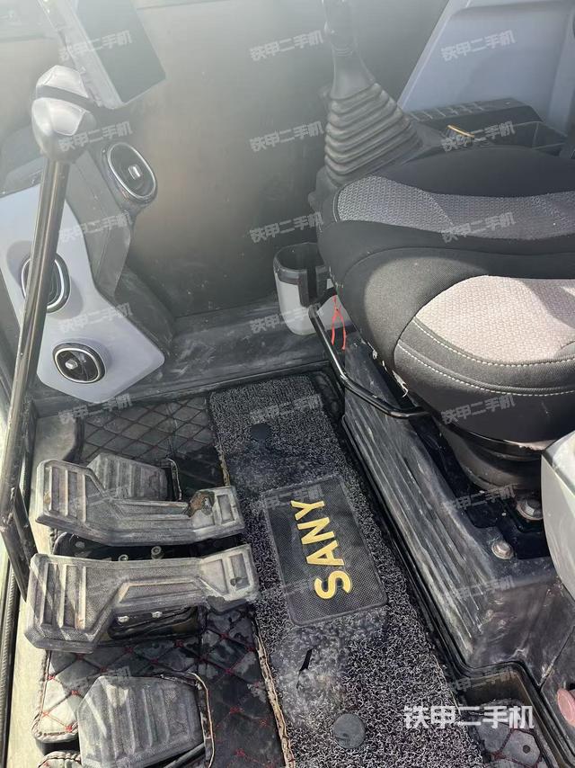 駕駛室整體（整機外觀）