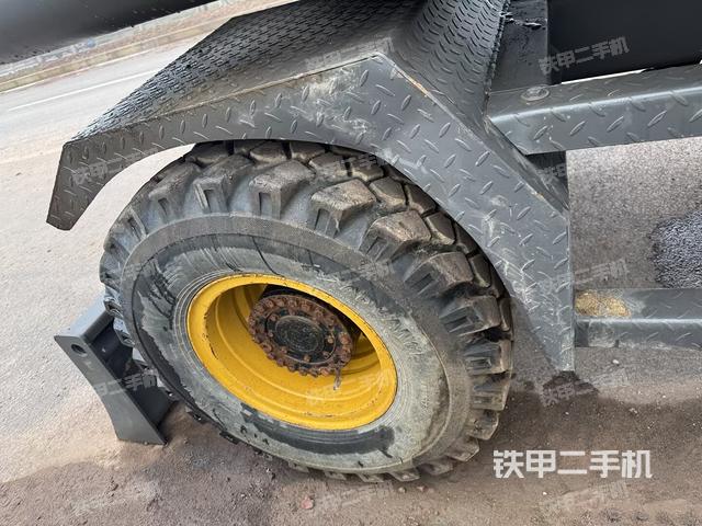 左驅(qū)動輪（行走機(jī)構(gòu)）