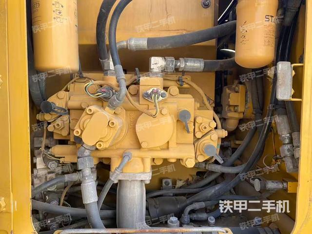 液压泵舱室正面整体（整机外观）