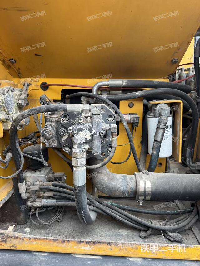 液壓泵艙室正面整體（整機(jī)外觀）