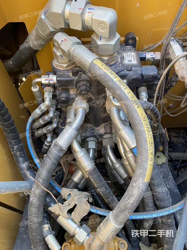 回转马达和主控阀（整机外观）