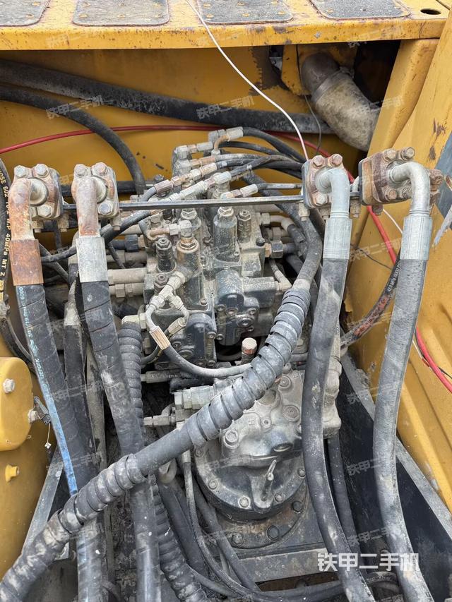 回轉(zhuǎn)馬達(dá)和主控閥（整機(jī)外觀）