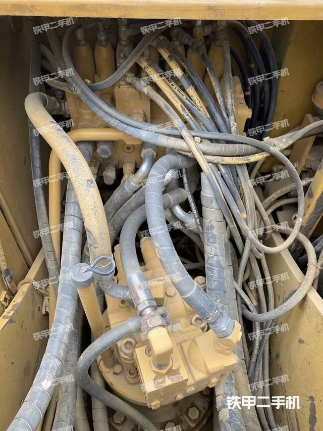 回转马达和主控阀（整机外观）