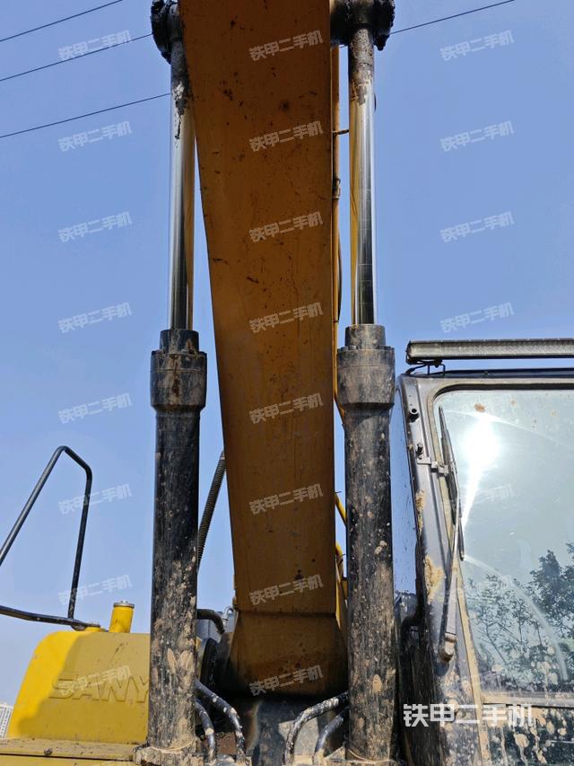 大臂油缸整体 竖拍（工作和回转装置）