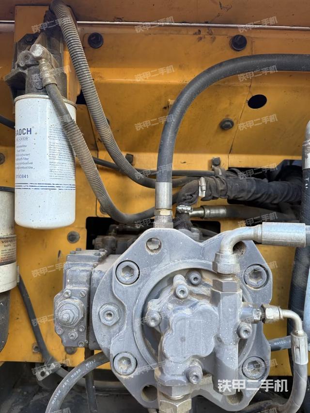 液压泵舱室正面整体（整机外观）