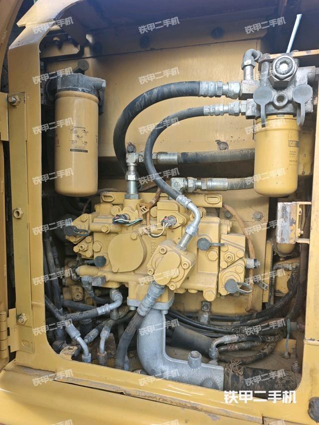 液压泵舱室正面整体（整机外观）