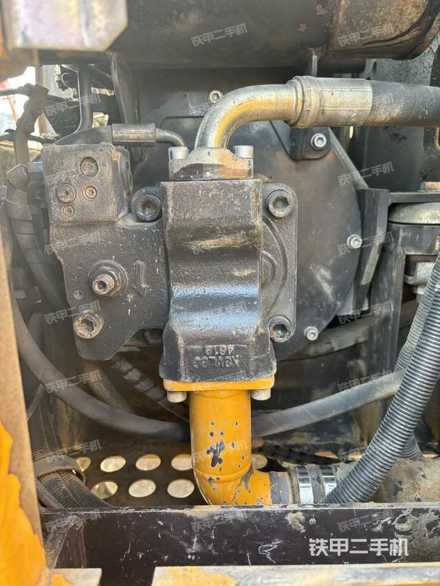 液壓泵艙室正面整體（整機外觀）